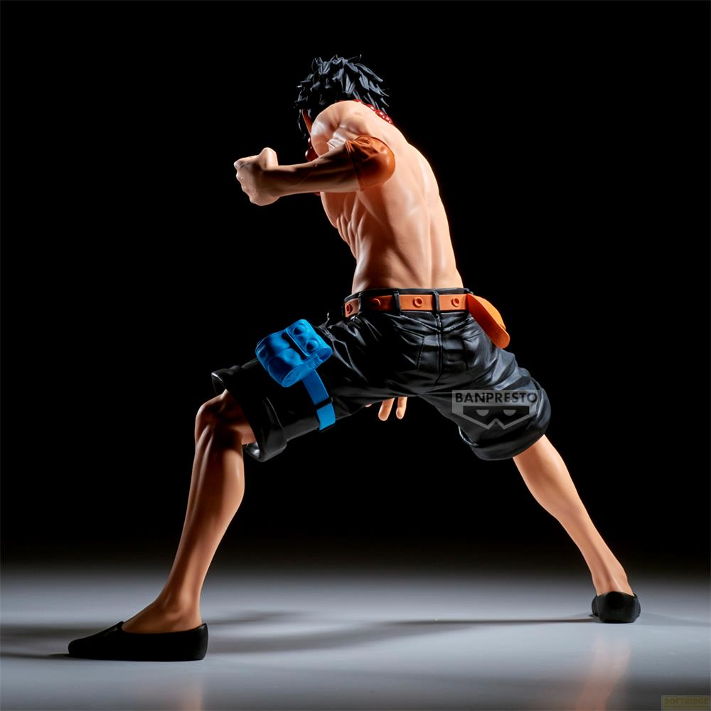 Una figura de acción de una figura masculina de torso desnudo en negro.