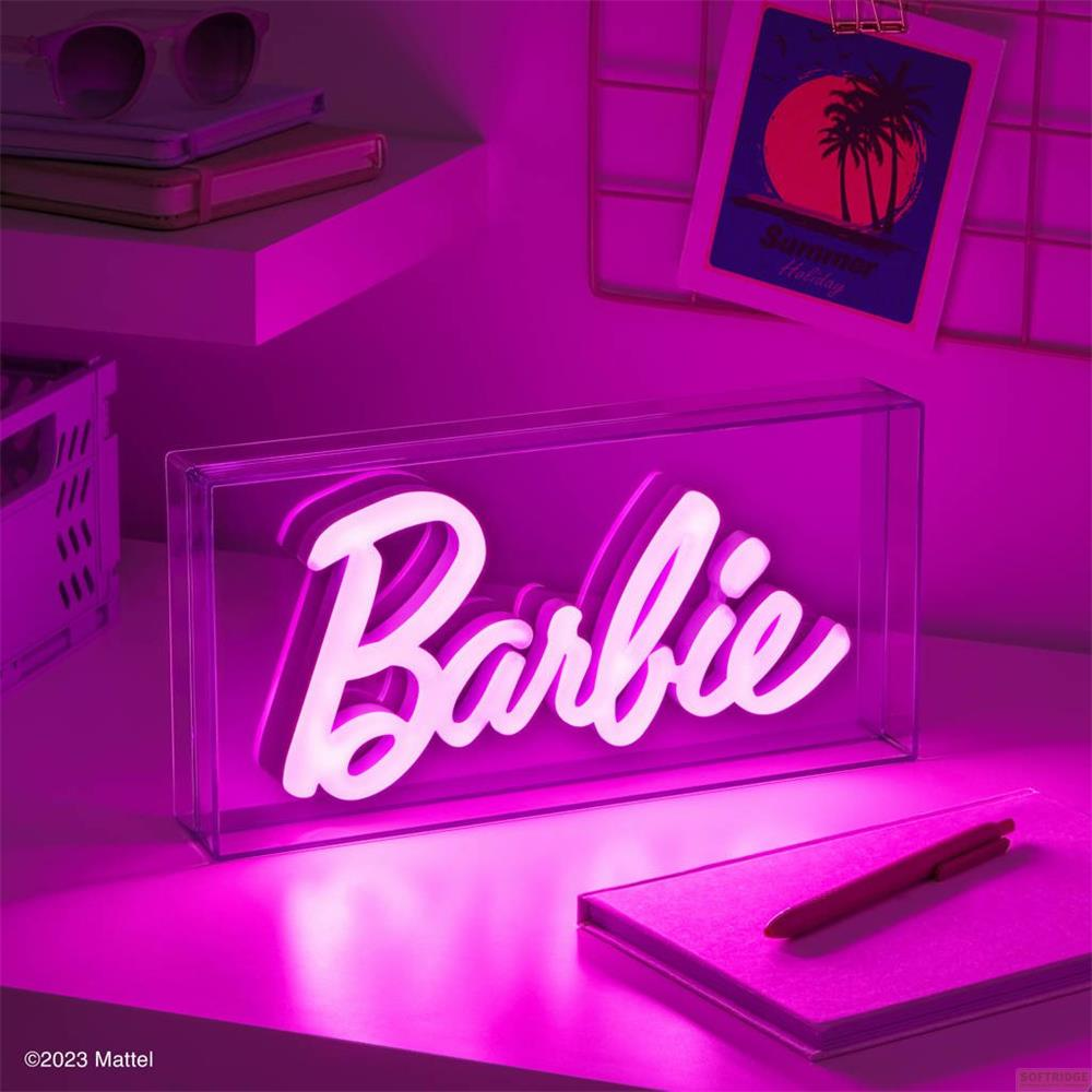 Napis Barbie świeci neonowym światłem na biurku.