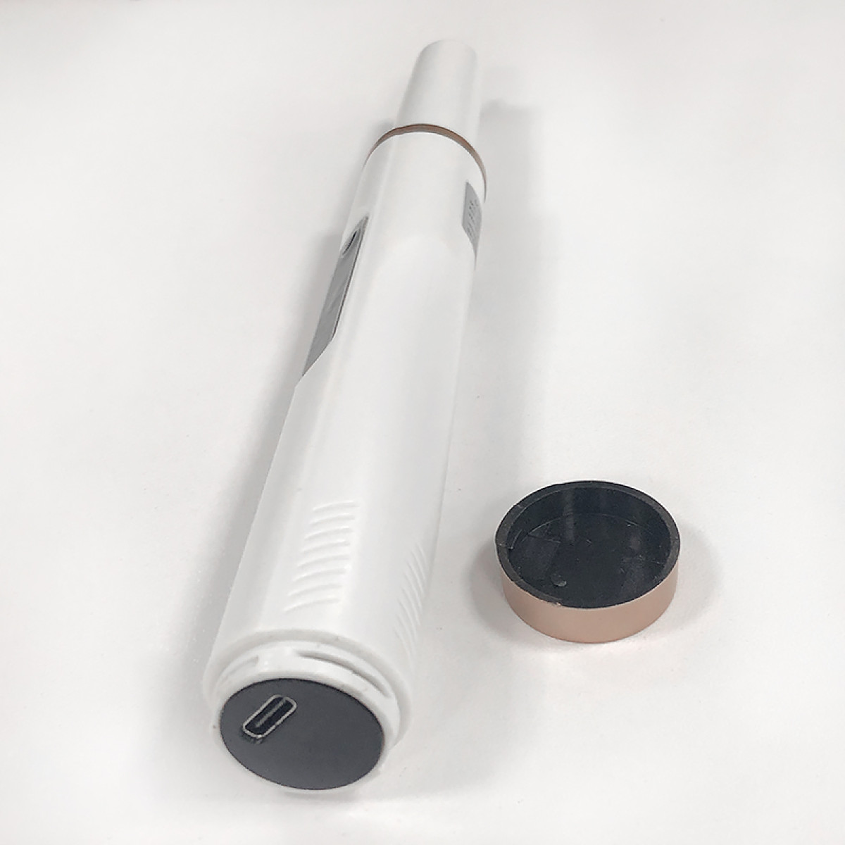 Biały długopis z portem USB-C i zdjętym czarnym wieczkiem.