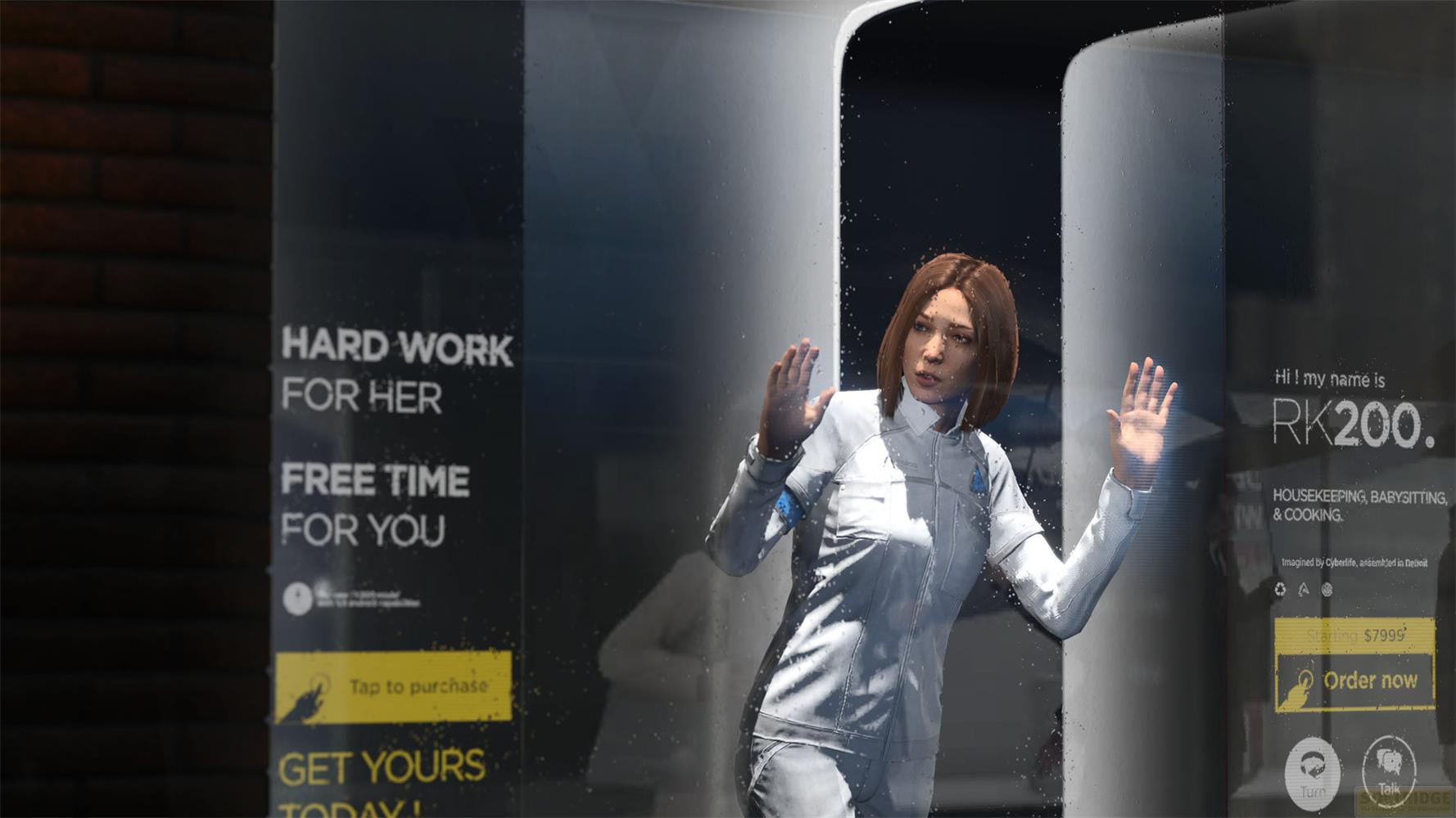 Une femme en combinaison blanche regarde des publicités à travers une fenêtre mouillée.