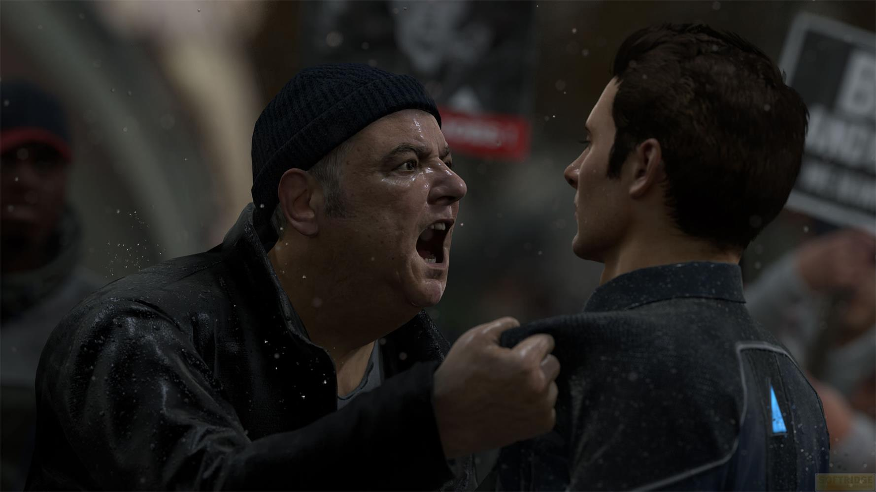 Un homme en bonnet crie et agrippe un homme en chemise. Il pleut.