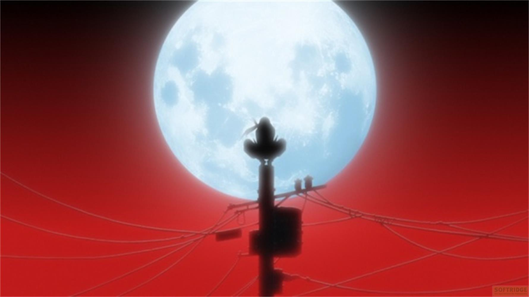 Silhouette di una figura su un palo della luce contro una grande luna e cielo rosso.