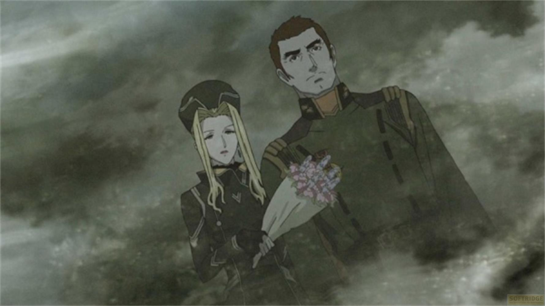 Un uomo e una donna in uniforme davanti a un cielo tempestoso. Lui tiene fiori.