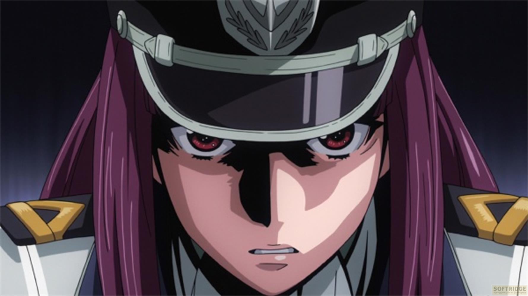 Una donna anime con capelli viola, occhi rossi e uniforme indossa un cappello.