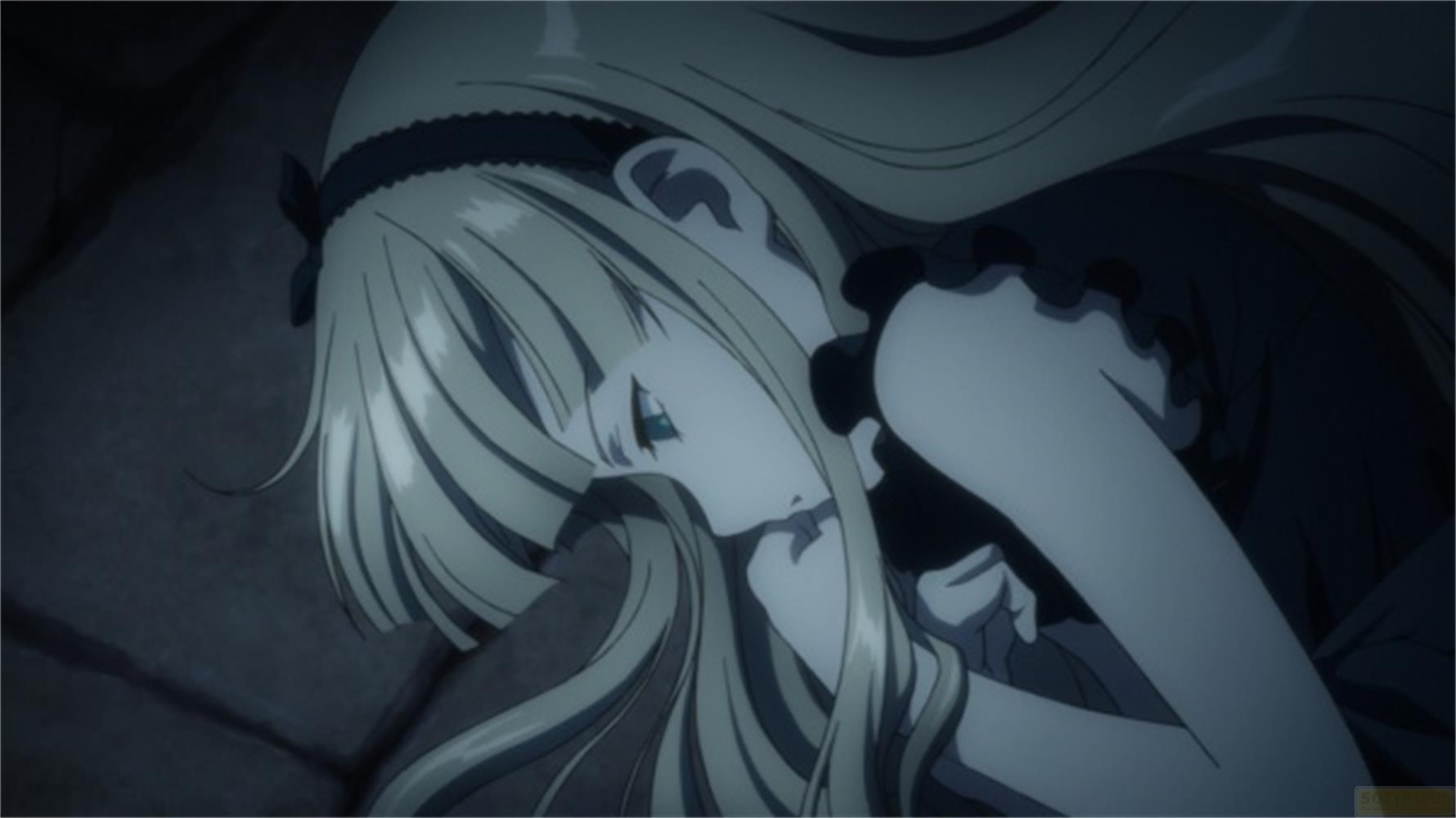Ragazza anime con capelli biondi e occhi blu giace tristemente a terra.