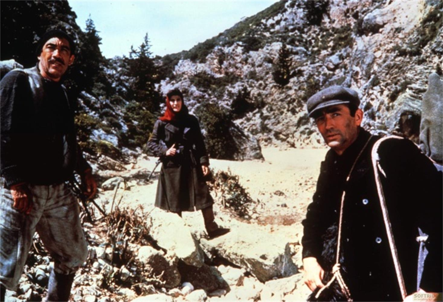 Trois personnes dans un paysage rocheux, deux hommes et une femme avec foulard.