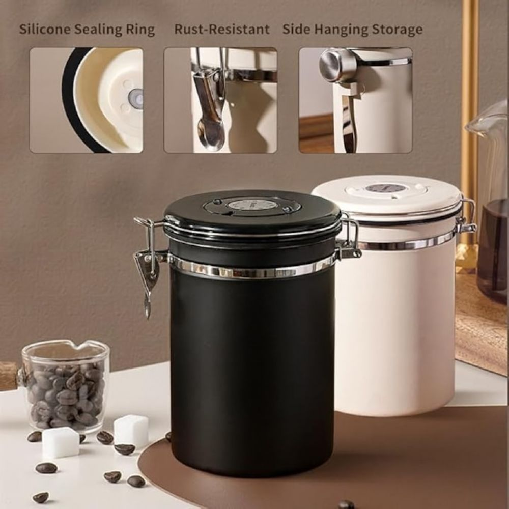 Zwei Kaffeebehälter, schwarz und cremefarben, mit Kaffeebohnen und Würfeln.
