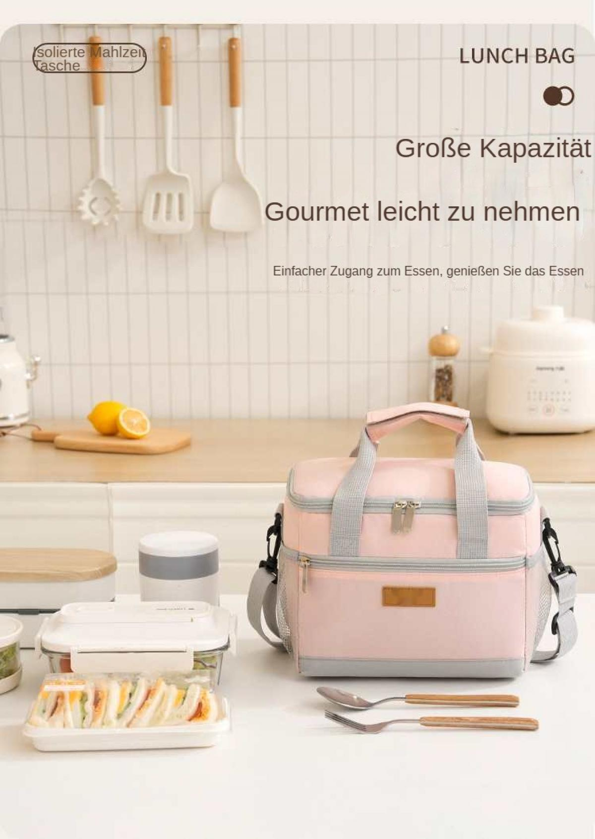 Eine rosafarbene Lunchtasche mit Sandwiches und Geschirr auf einer Arbeitsplatte.