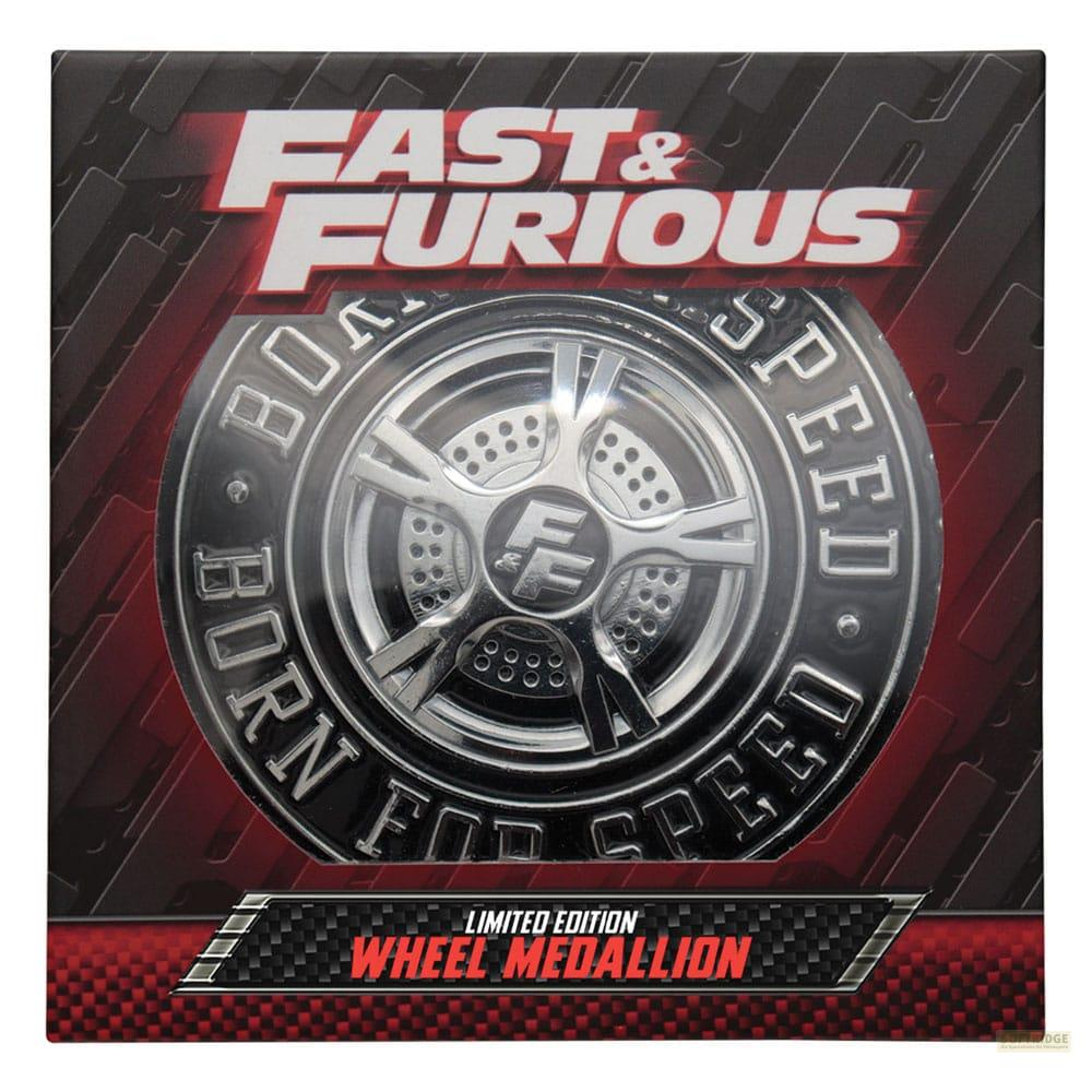 Fast & Furious Radmedaillon, chromfarben, mit Text 'Born for Speed'.