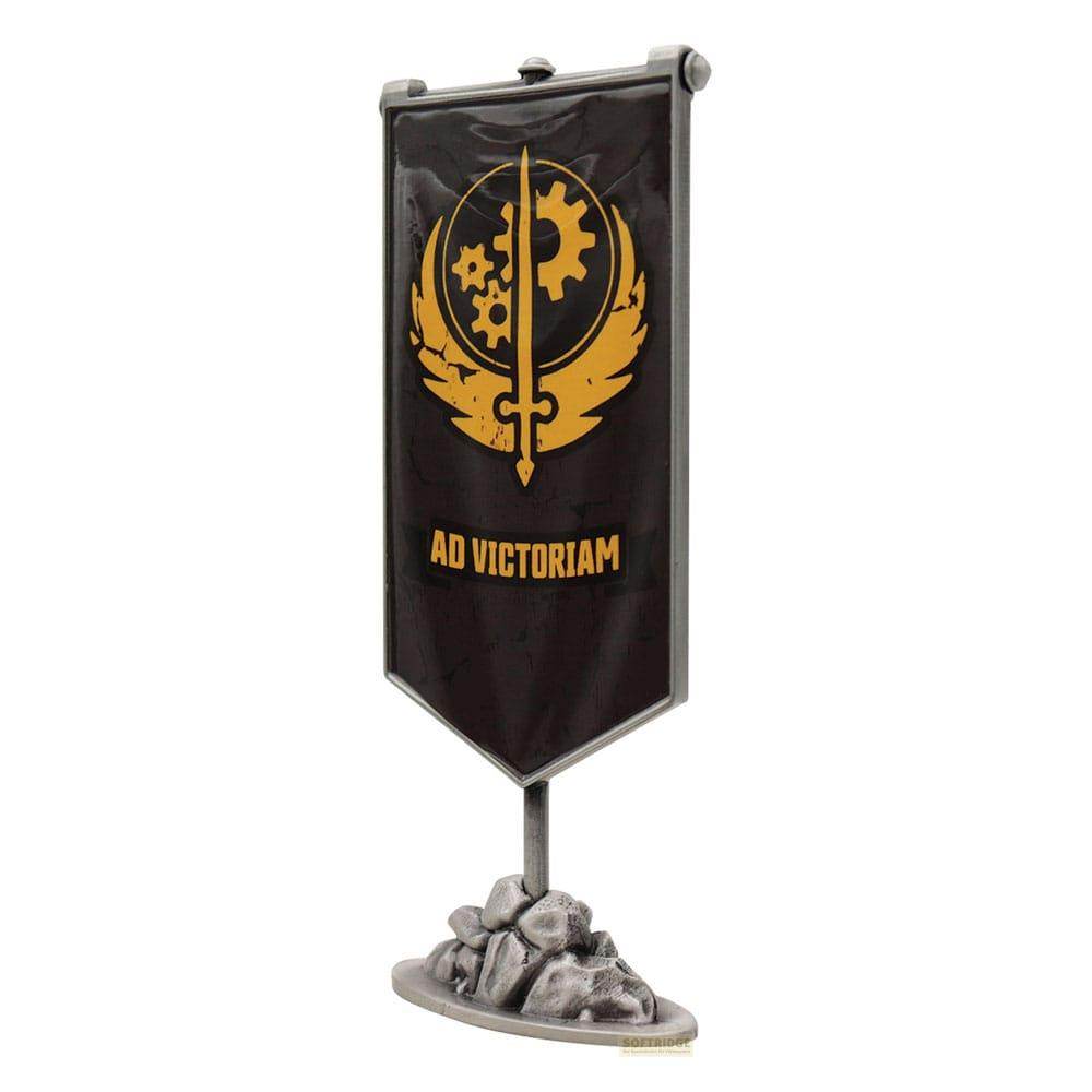 Flagge mit goldgelbem Emblem und Schriftzug 'AD VICTORIAM' auf schwarzem Grund.