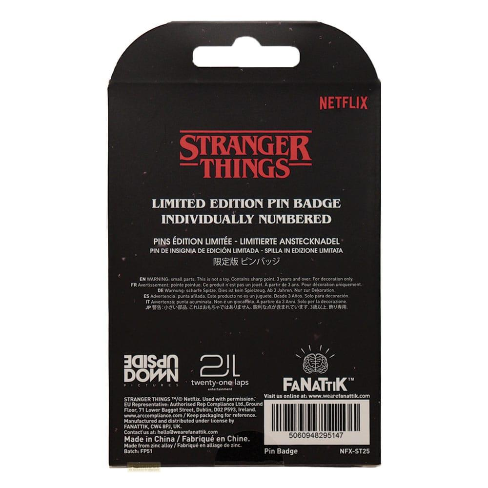 Pin de Stranger Things edición limitada con logo de Netflix. Incluye texto de advertencia.