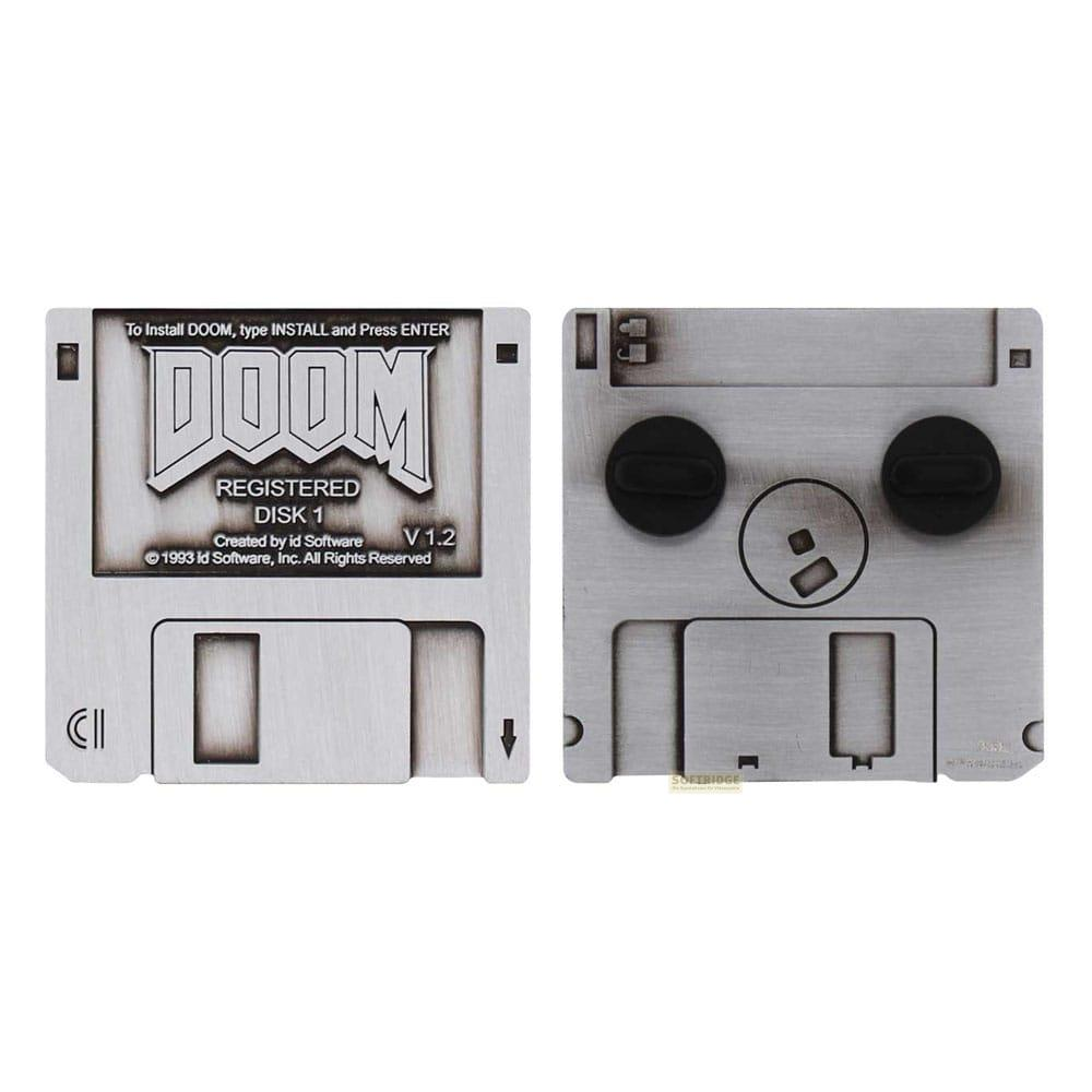 Zwei Seiten einer silbernen Diskette mit DOOM-Logo und Installationsanweisungen.