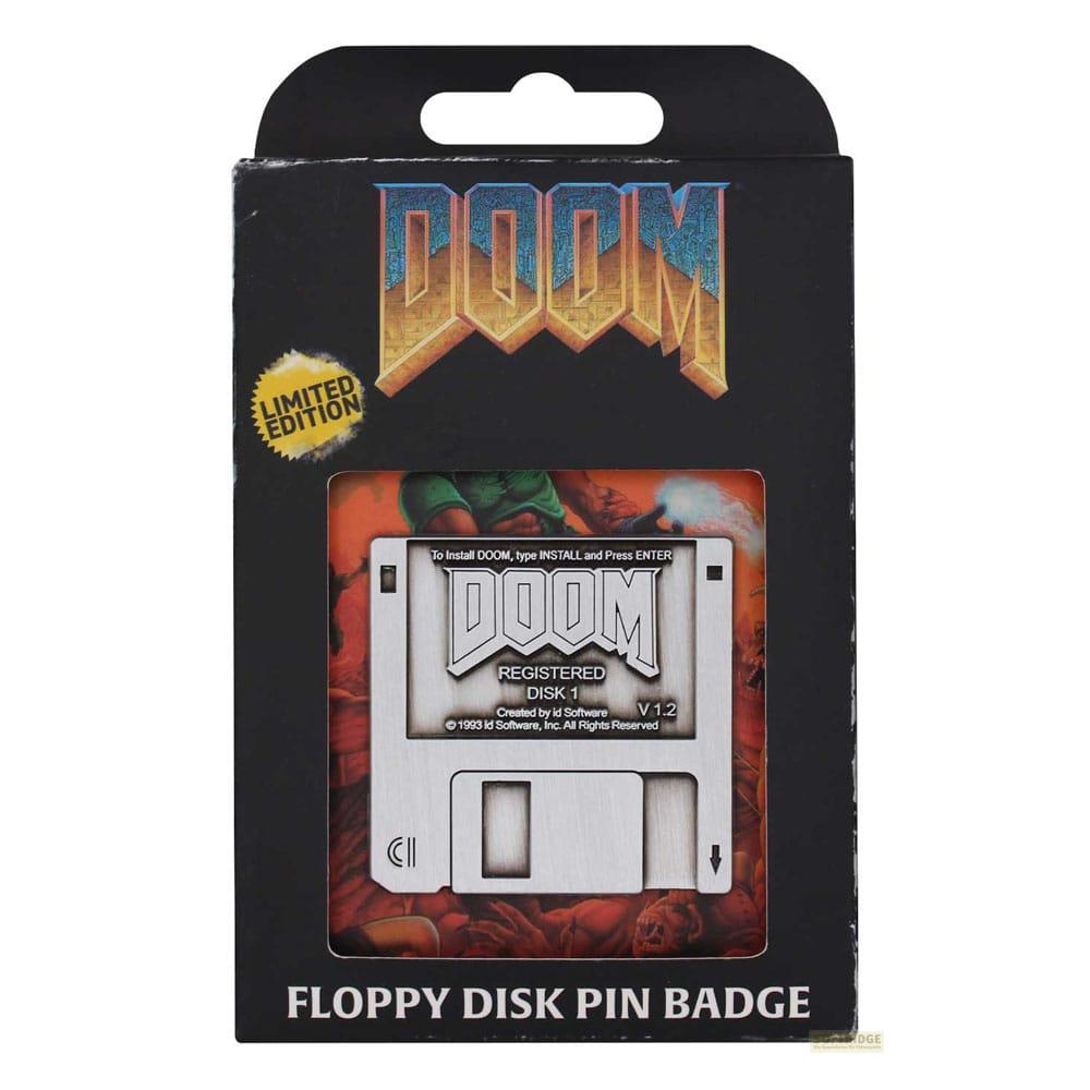 DOOM Floppy Disk Pin Badge, Limited Edition, mit DOOM-Logo auf schwarzer Verpackung.