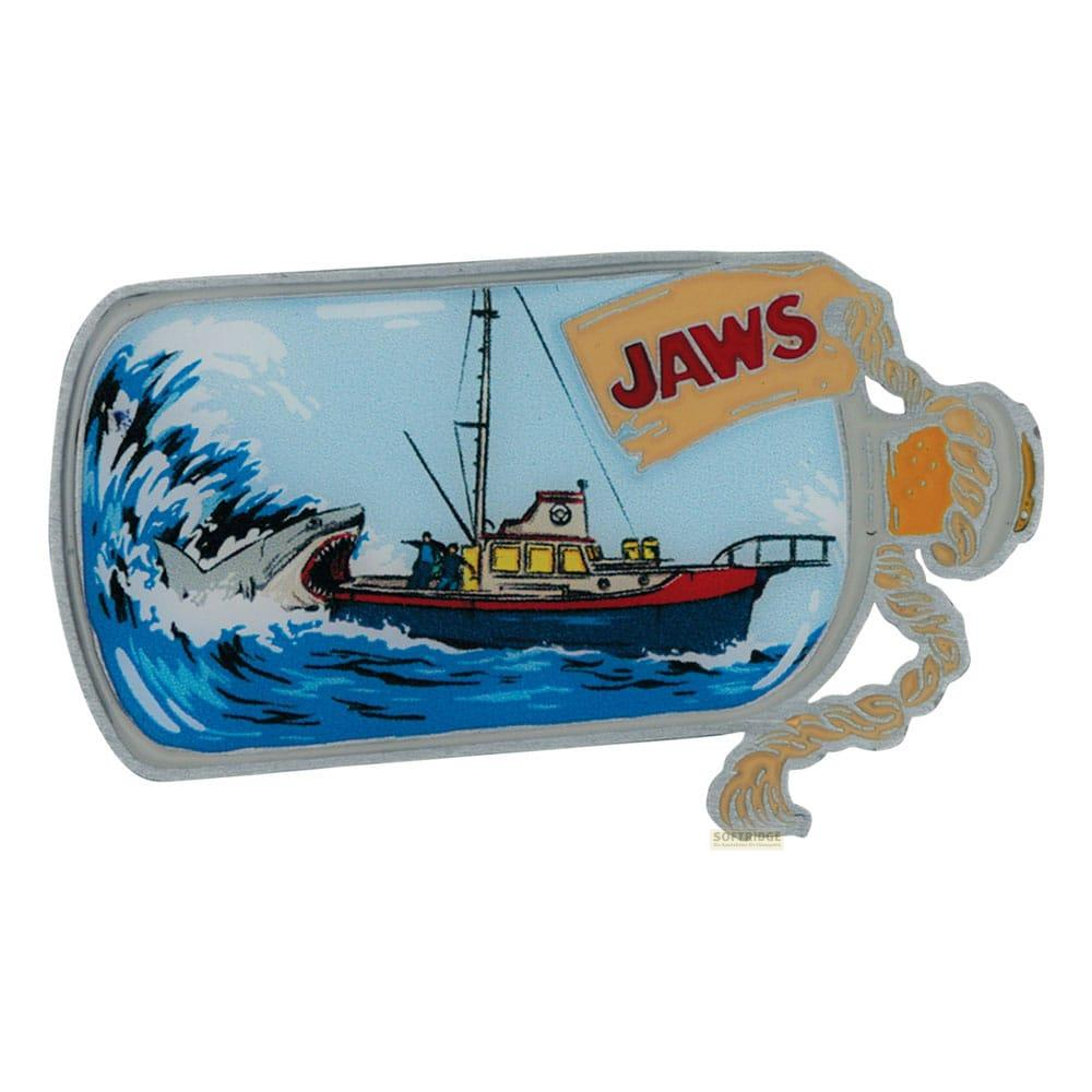 Ein Hai greift ein Boot an, das mit dem Film "Jaws" beschriftet ist.
