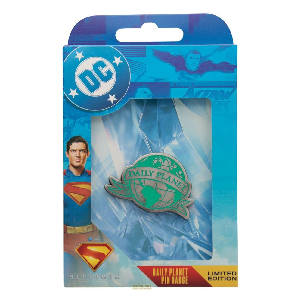 Superman-Pin-Set in Verpackung mit DC-Logo und Daily Planet-Abzeichen.