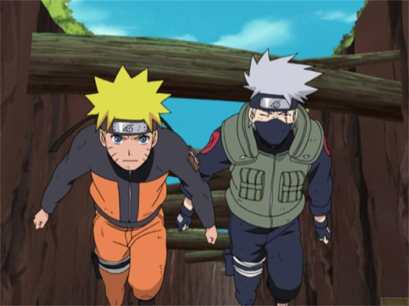 Naruto e Kakashi corrono su un ponte di legno, circondati da alberi e cielo blu.