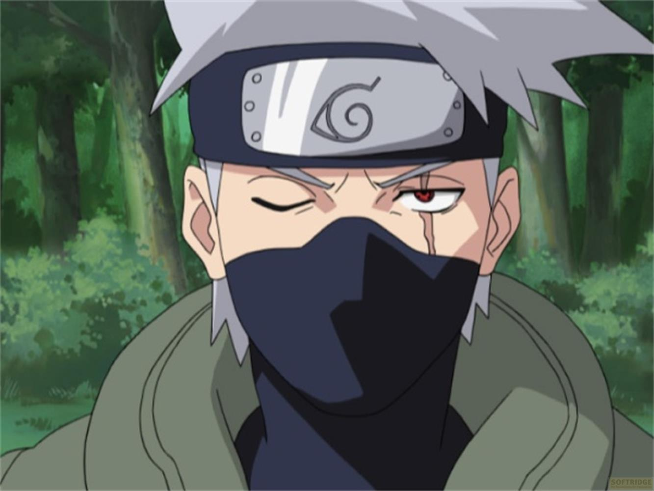 Kakashi con maschera e fascia, in una foresta con abiti verdi.