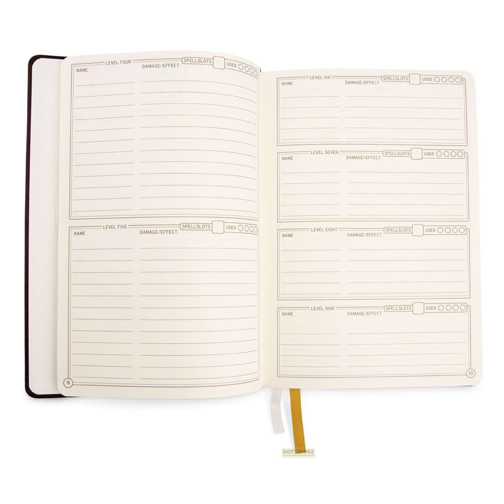 Un carnet ouvert avec des tableaux pour sorts et effets, organisé par niveau.