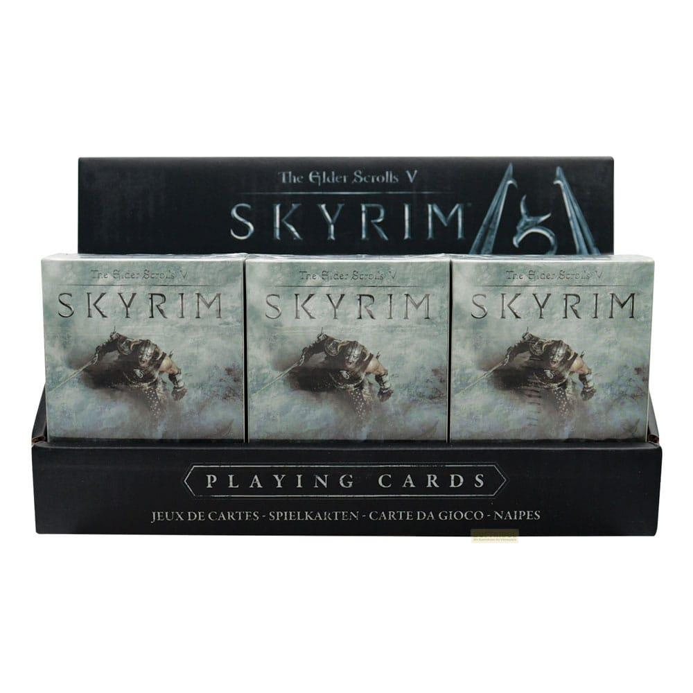 Tre mazzi di carte di Skyrim in una scatola espositiva. Immagine: Drago.