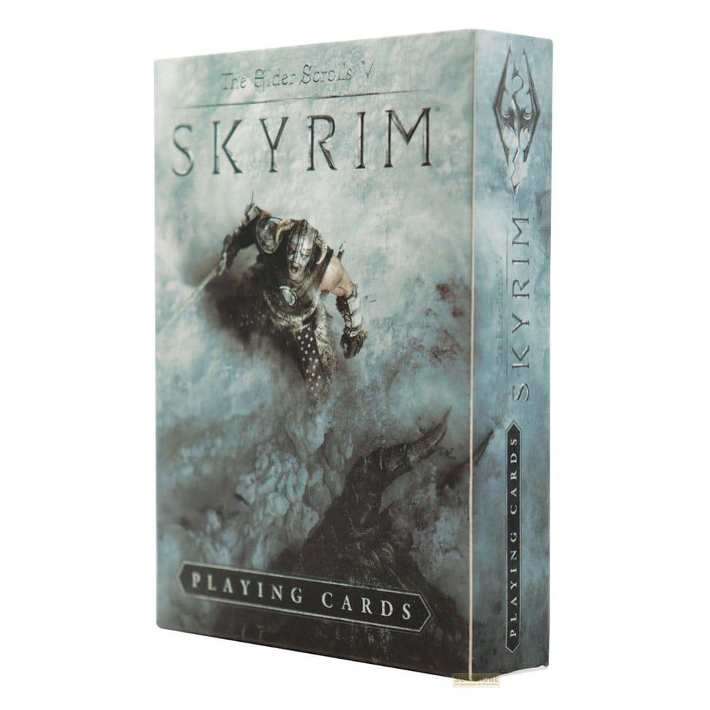 Scatola di carte da gioco Skyrim con immagine guerriero e logo drago.