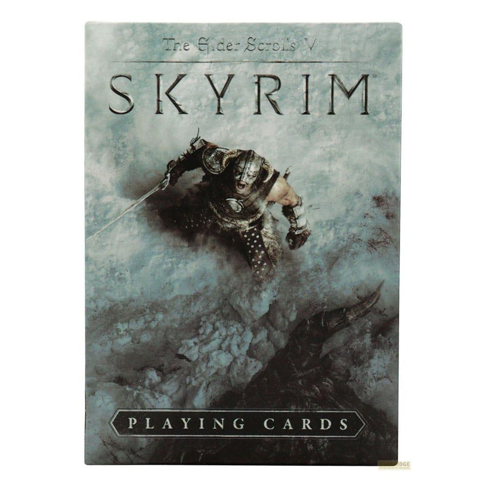 Carte da gioco di Skyrim con un guerriero in armatura, spada alzata, su sfondo tempestoso e nuvoloso.