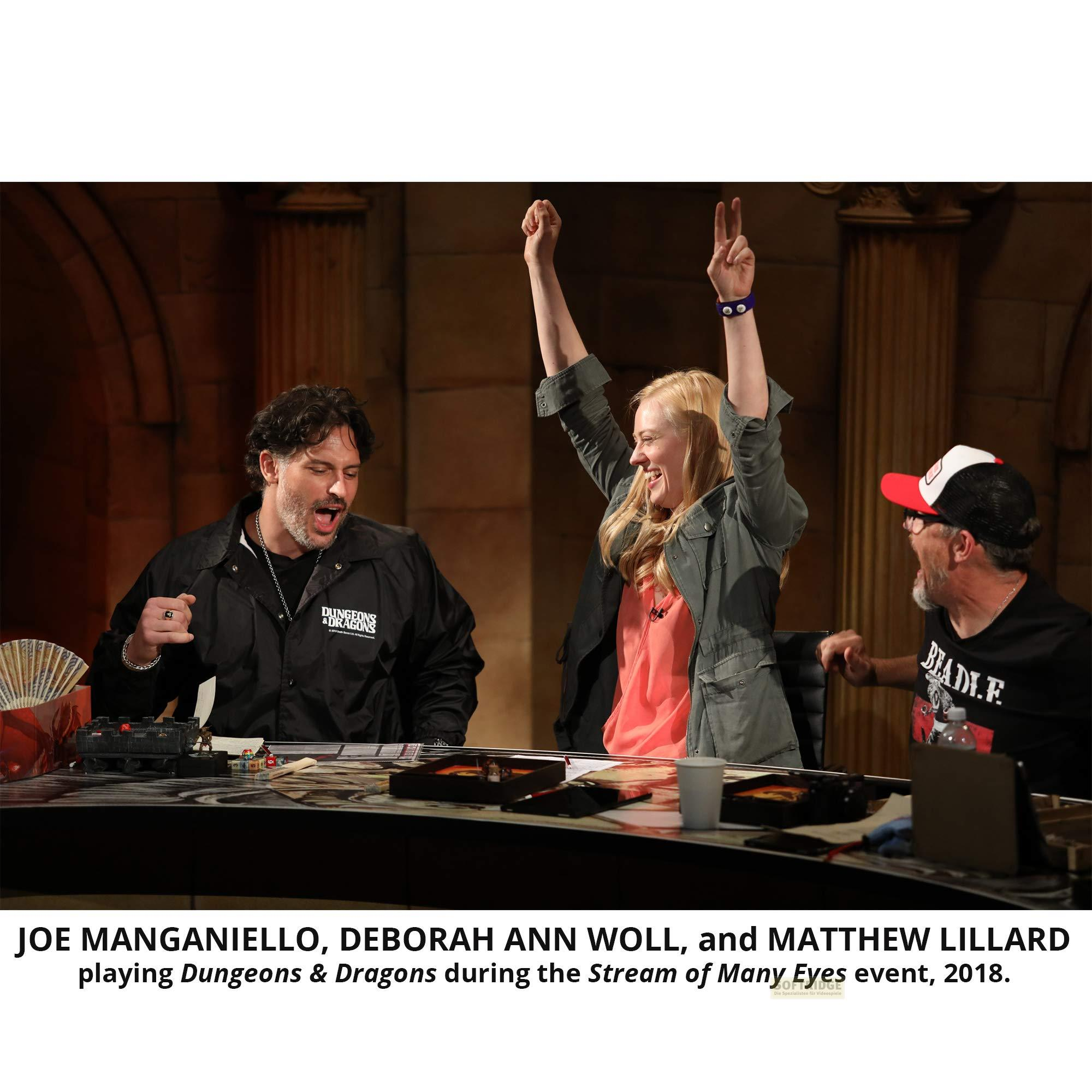 Drei Personen spielen Dungeons & Dragons. Zwei haben die Arme hoch.