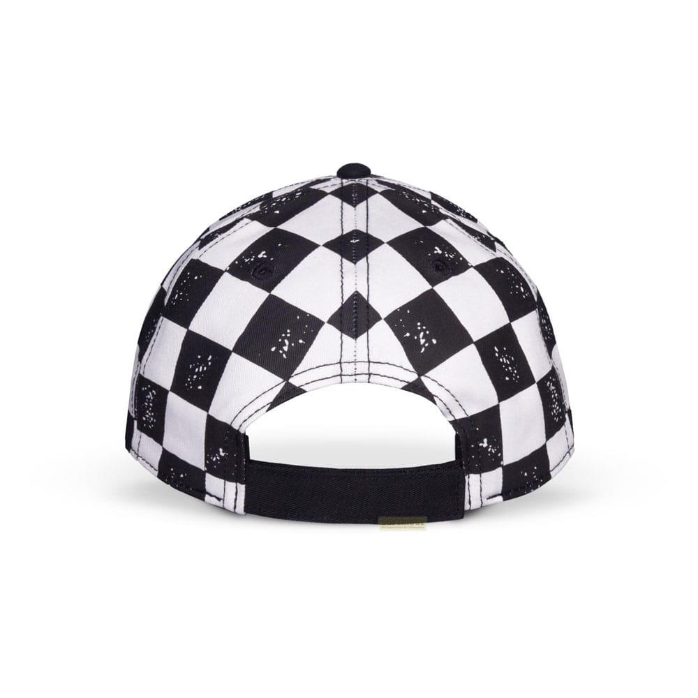 Una gorra en blanco y negro a cuadros. Banda negra en la parte posterior.