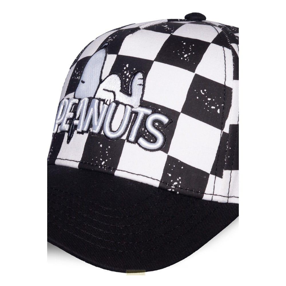 Gorra a cuadros blancos y negros con logo "Peanuts" y gráfico de Snoopy.