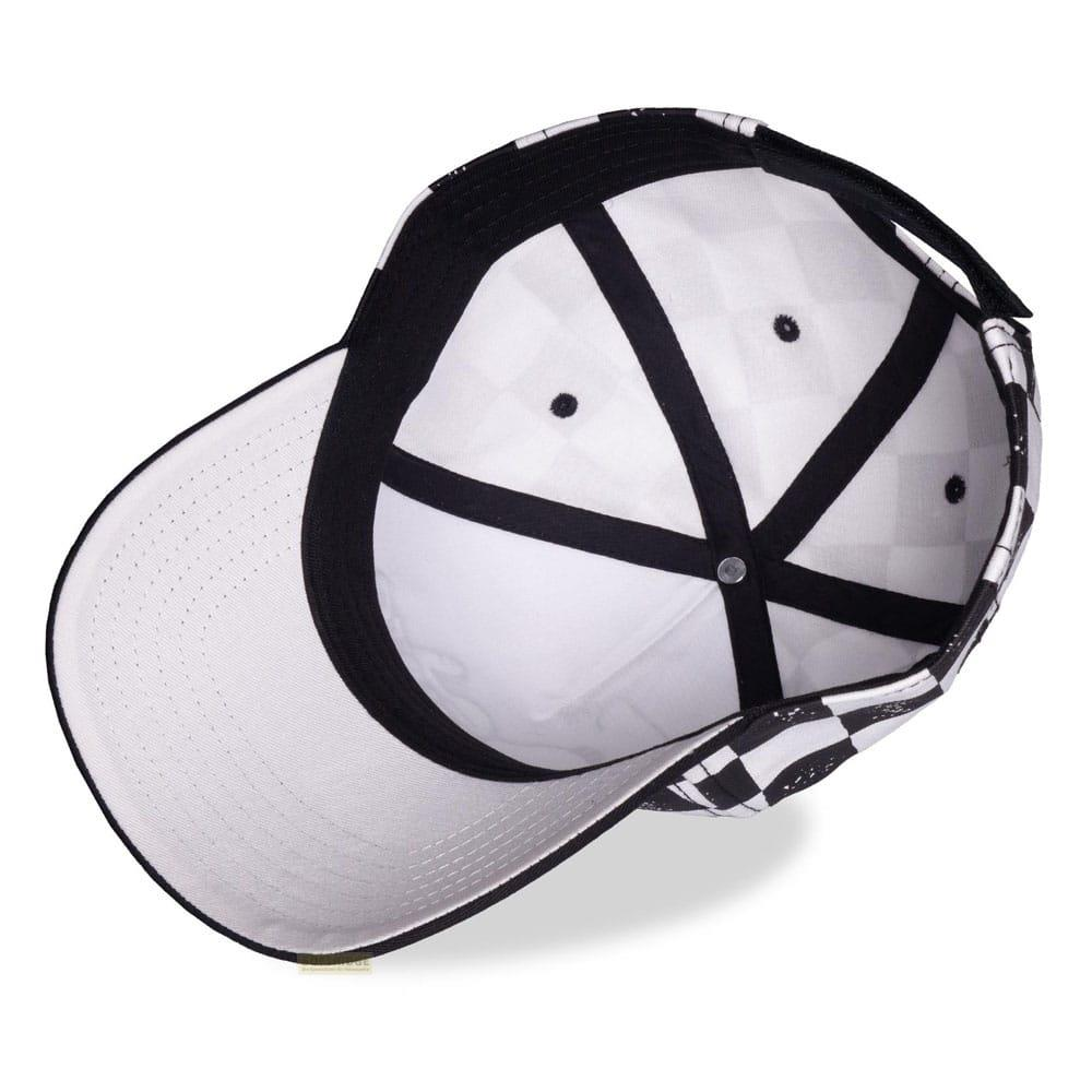 Gorra a cuadros blancos y negros, del revés, sobre fondo blanco.