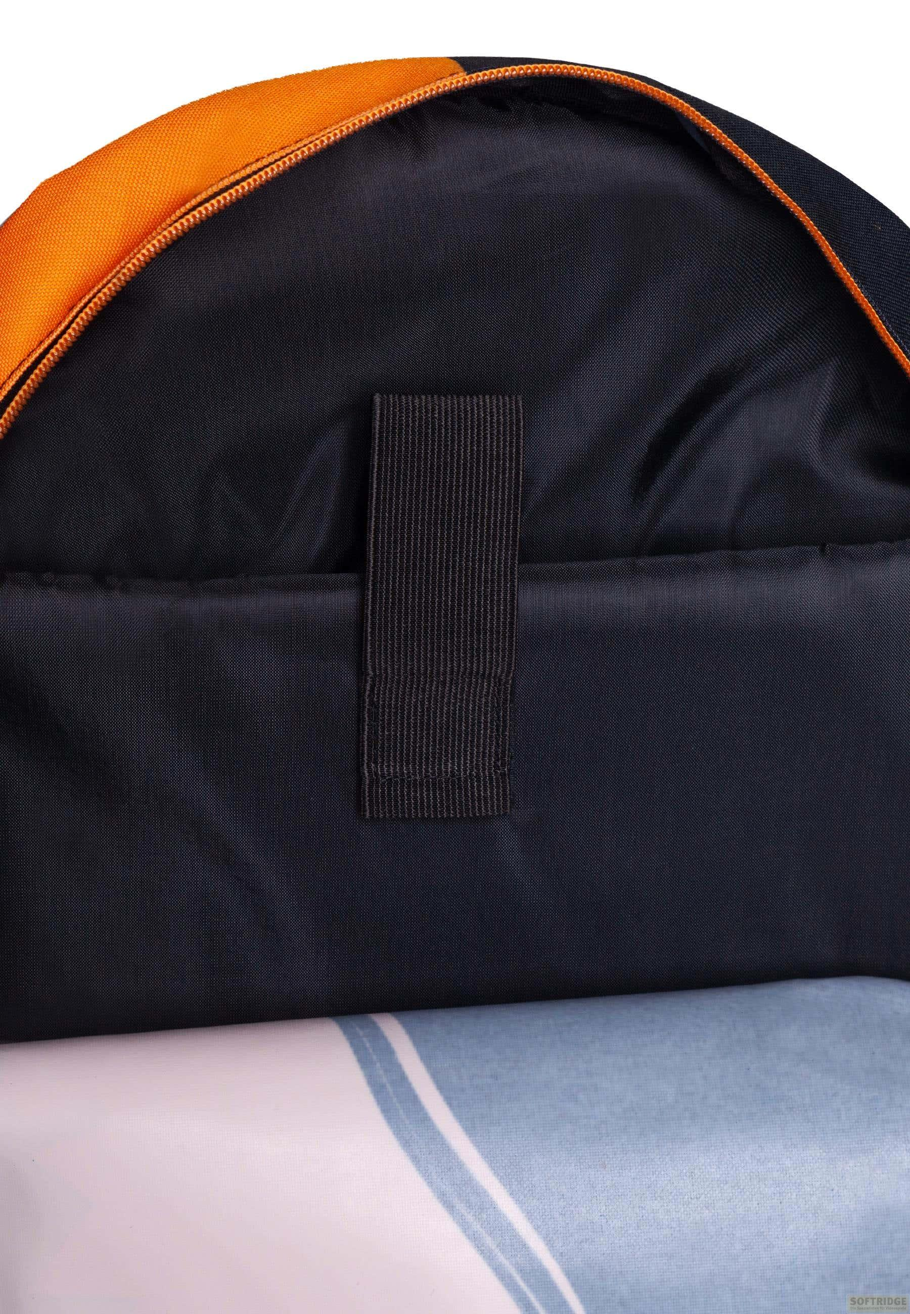 Nahaufnahme eines dunkelblauen Rucksacks mit orangefarbenem Reißverschluss und schwarzer Schlaufe.
