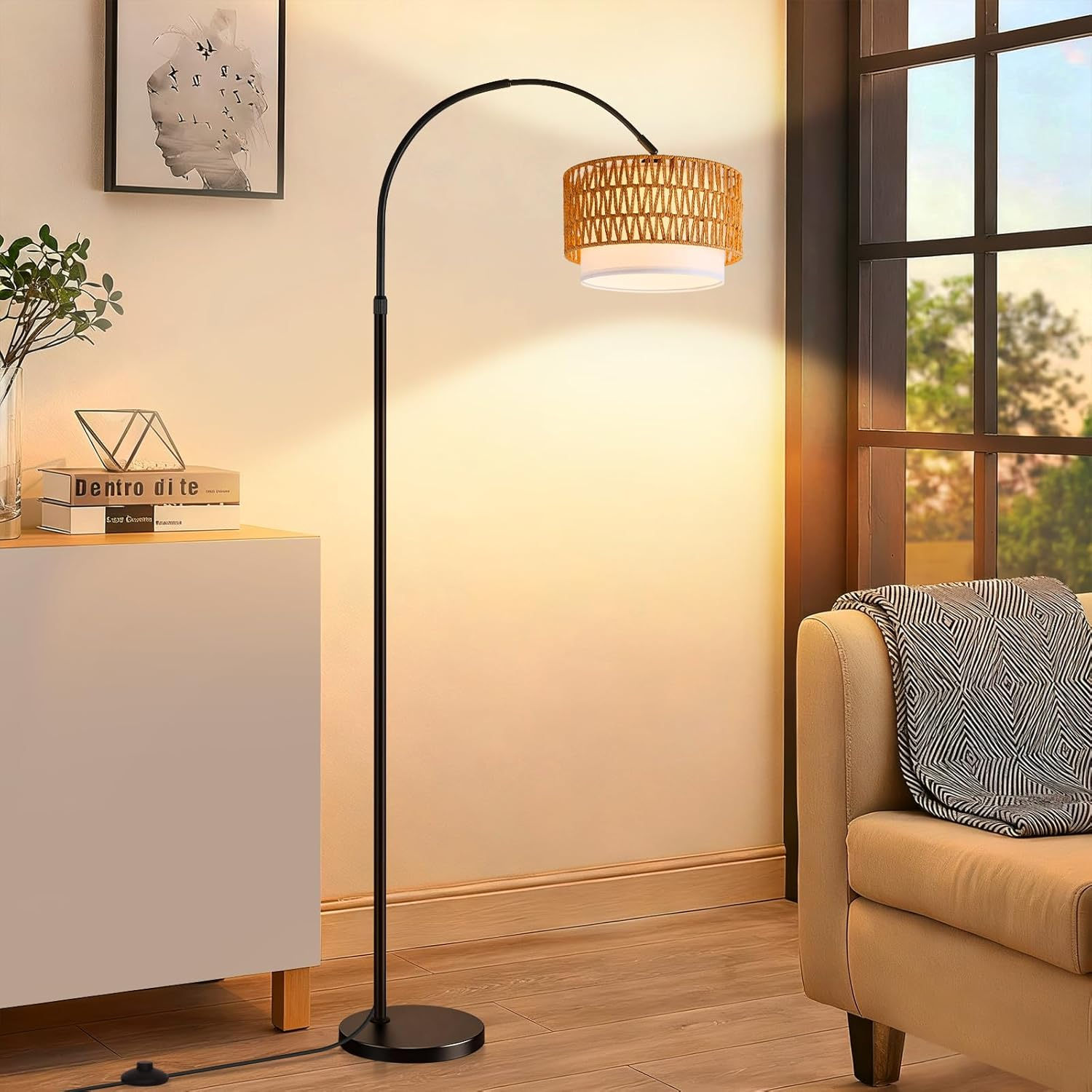 Una moderna lampada da terra ad arco con paralume intrecciato si trova accanto a una finestra e un divano.