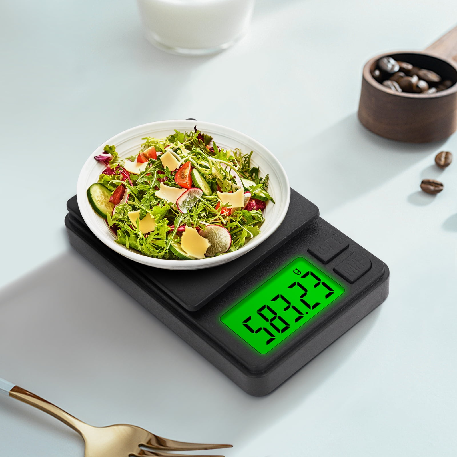 Eine Schüssel Salat auf einer digitalen Waage mit einer Anzeige von 583,2 g.