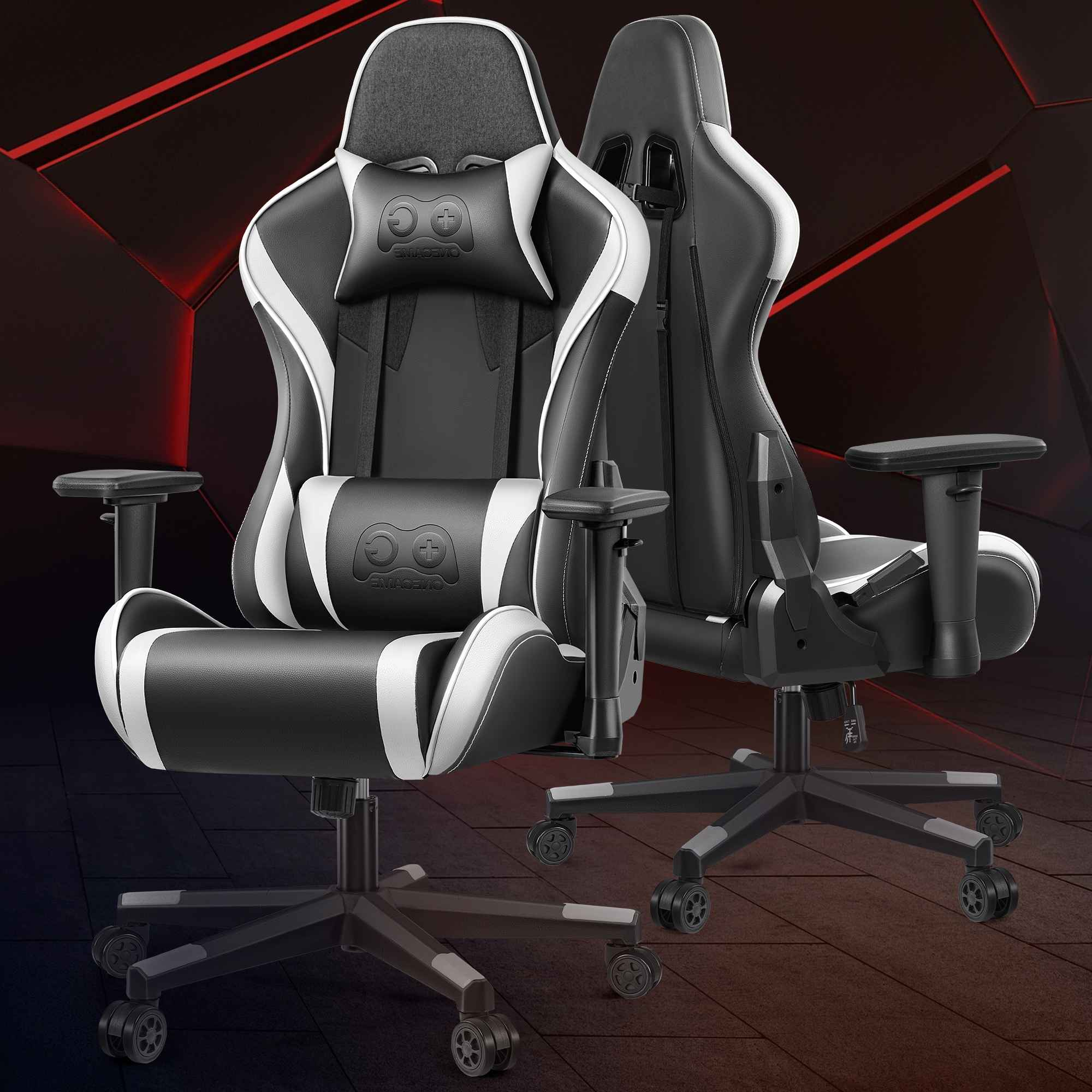 Zwei schwarz-weiße Gaming-Stühle mit Kissen und Rädern auf dunklem Hintergrund.