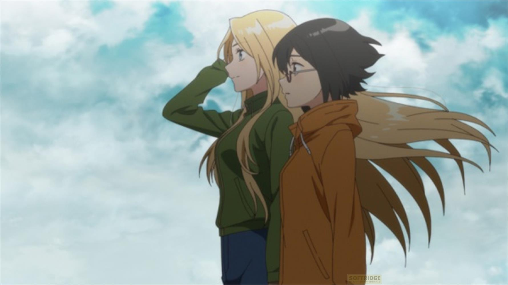 Due donne in stile anime stanno fianco a fianco all'aperto, una guarda a sinistra.