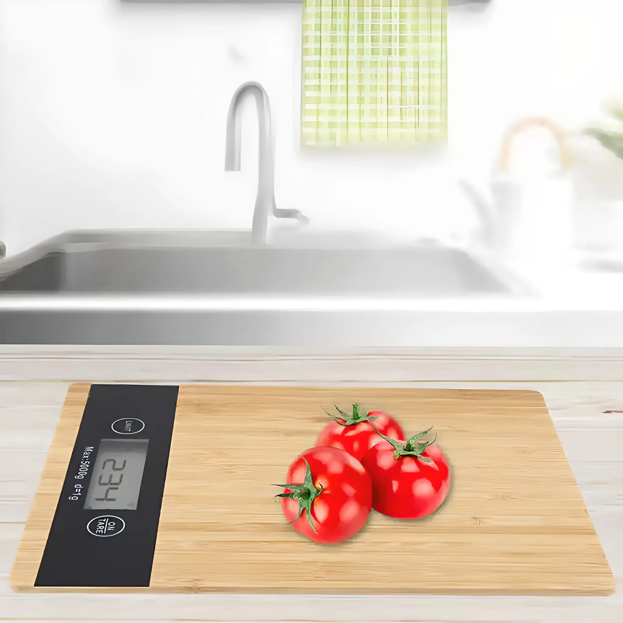 Drei rote Tomaten auf einem Holzschneidebrett neben einer Küchenwaage.