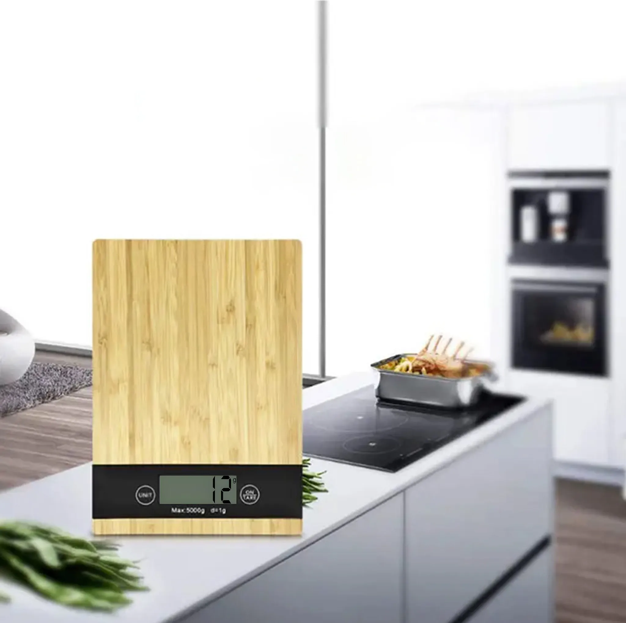 Eine digitale Küchenwaage aus Holz steht auf einer Arbeitsplatte.