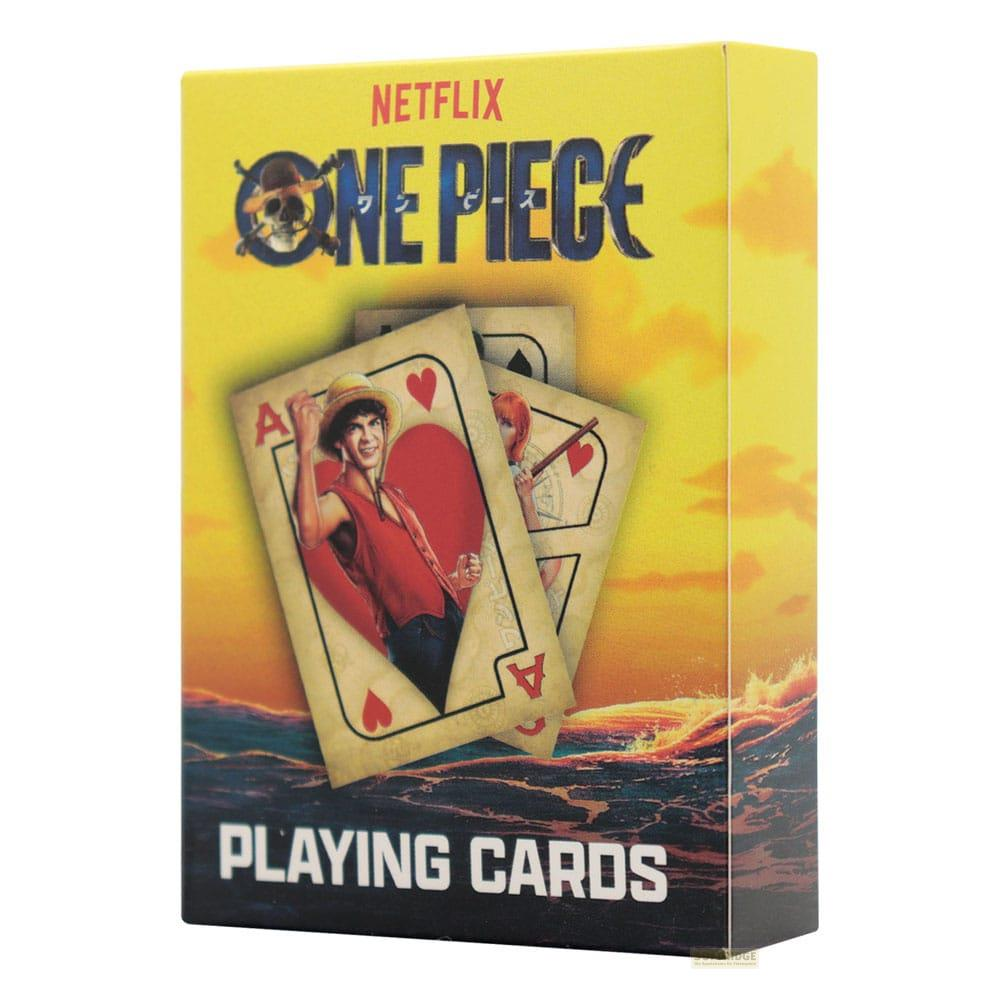 Netflix One Piece Spielkarten-Box mit Charakteren und Jolly Roger auf gelbem Hintergrund.