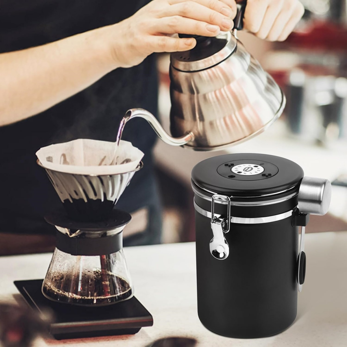 Kaffeekannen-Brühset mit schwarzem Vorratsbehälter und einem Pour-Over-Kaffeebereiter.