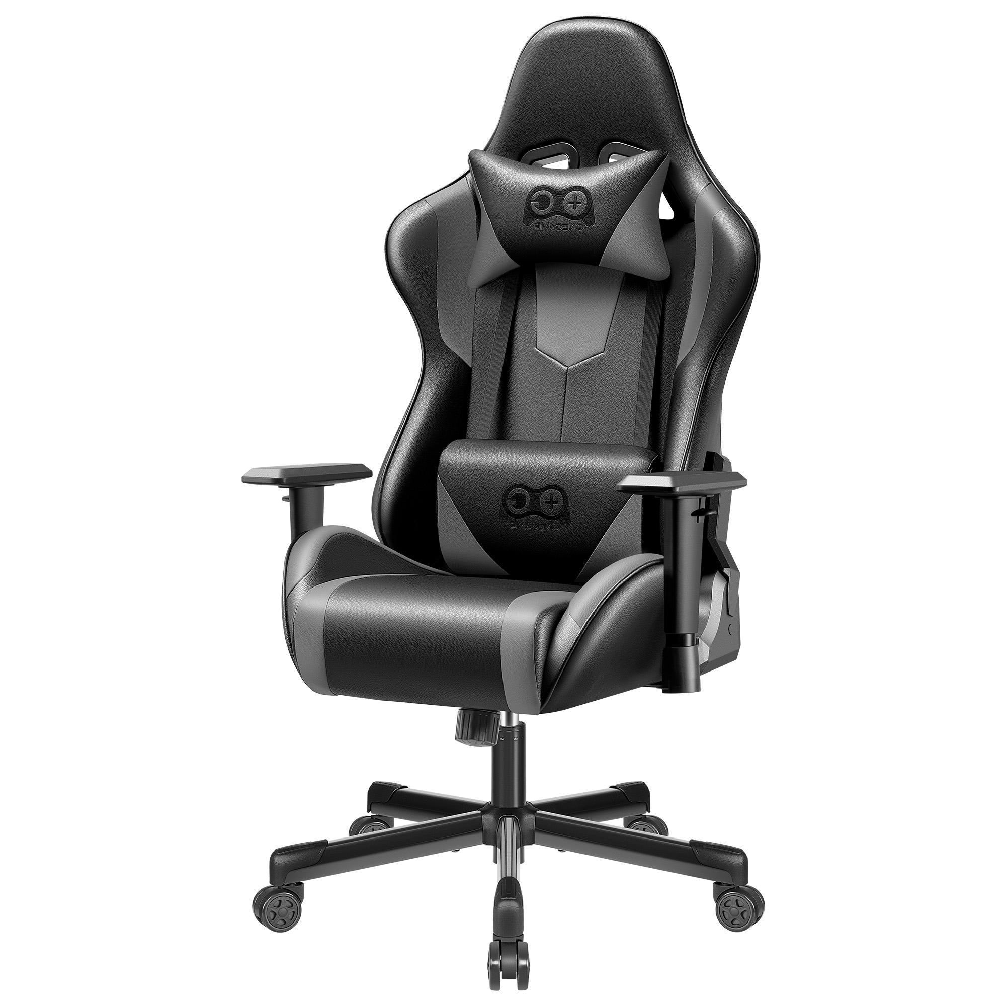 Schwarzer Gaming-Stuhl mit Kopf- und Lendenkissen, auf Rollen.