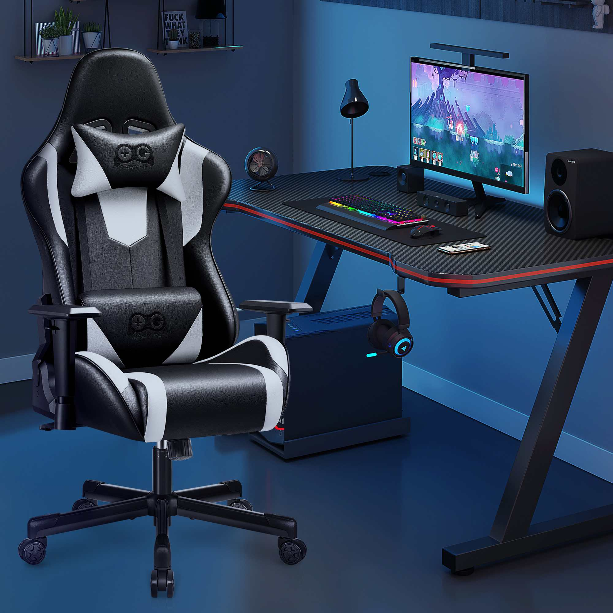 Ein Gaming-Stuhl und Schreibtisch mit Computer, Tastatur, Maus und Lautsprechern.