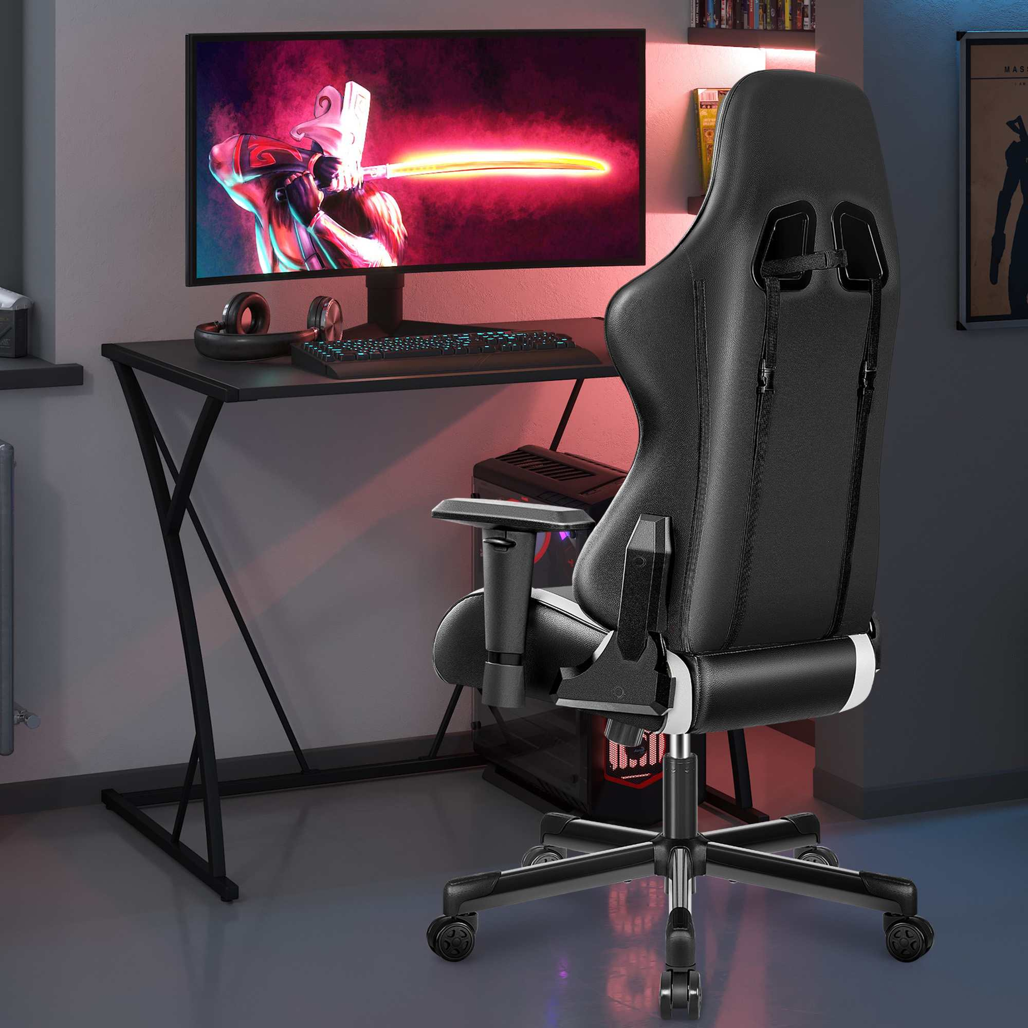 Ein schwarzer Gaming-Stuhl steht vor einem Schreibtisch mit Monitor, Tastatur und Kopfhörern.