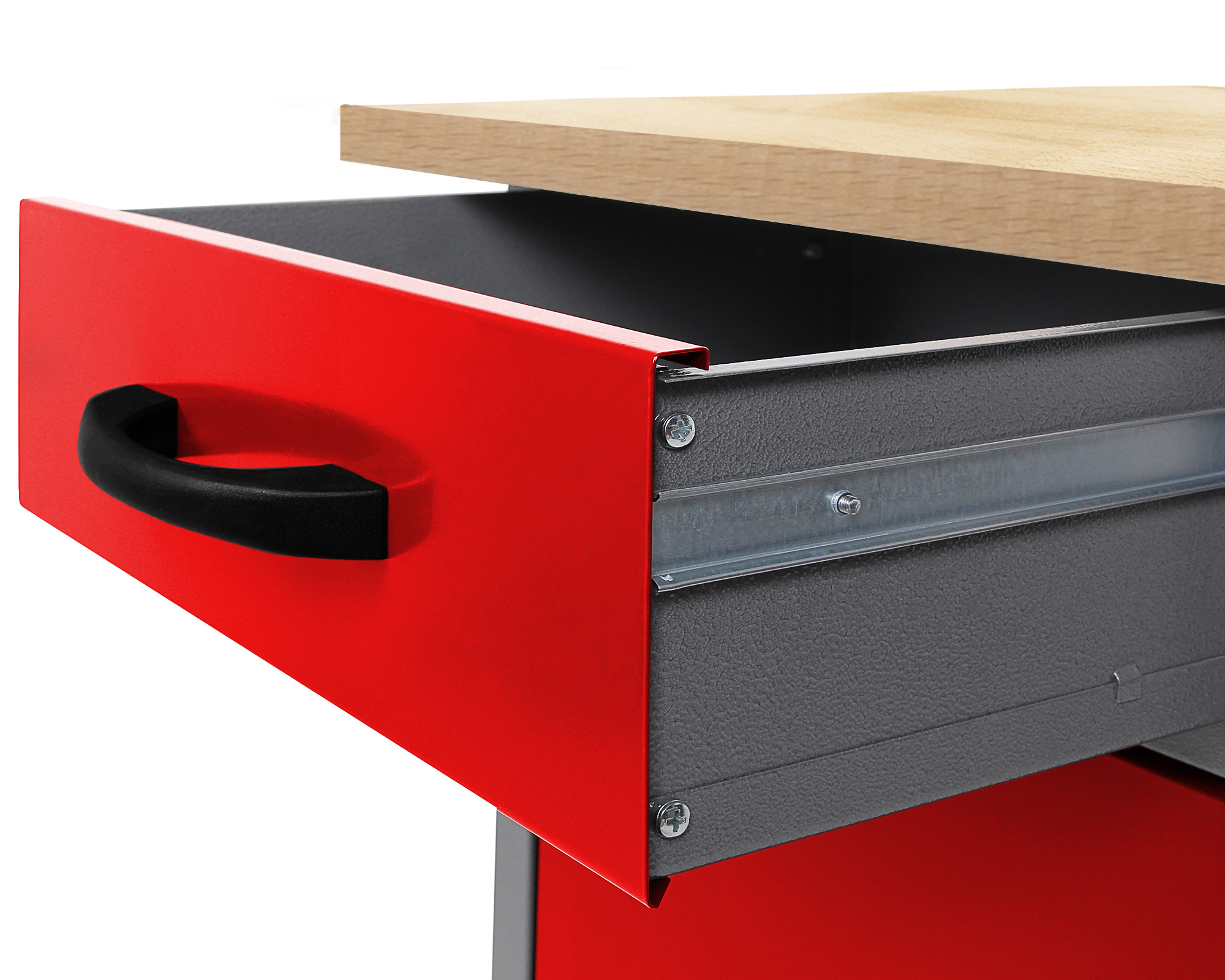 Roter Werkzeugschrank mit ausgefahrener Schublade und Holzplatte.