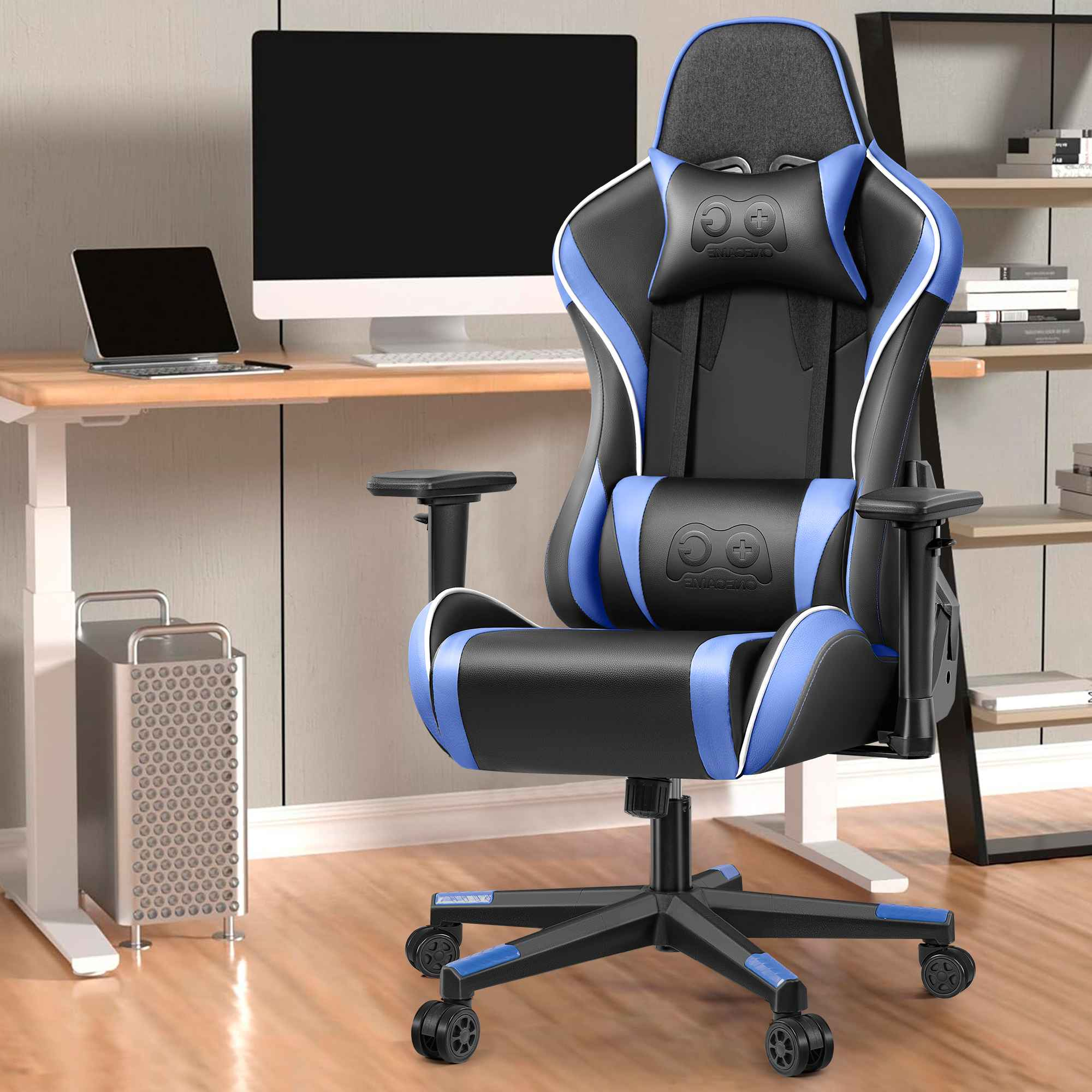 Ein schwarzer Gaming-Stuhl mit blauen Akzenten steht vor einem Schreibtisch.