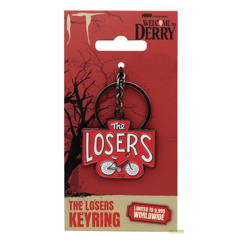 Un llavero de 'The Losers' con una bicicleta, sobre un fondo de 'Welcome to Derry'.