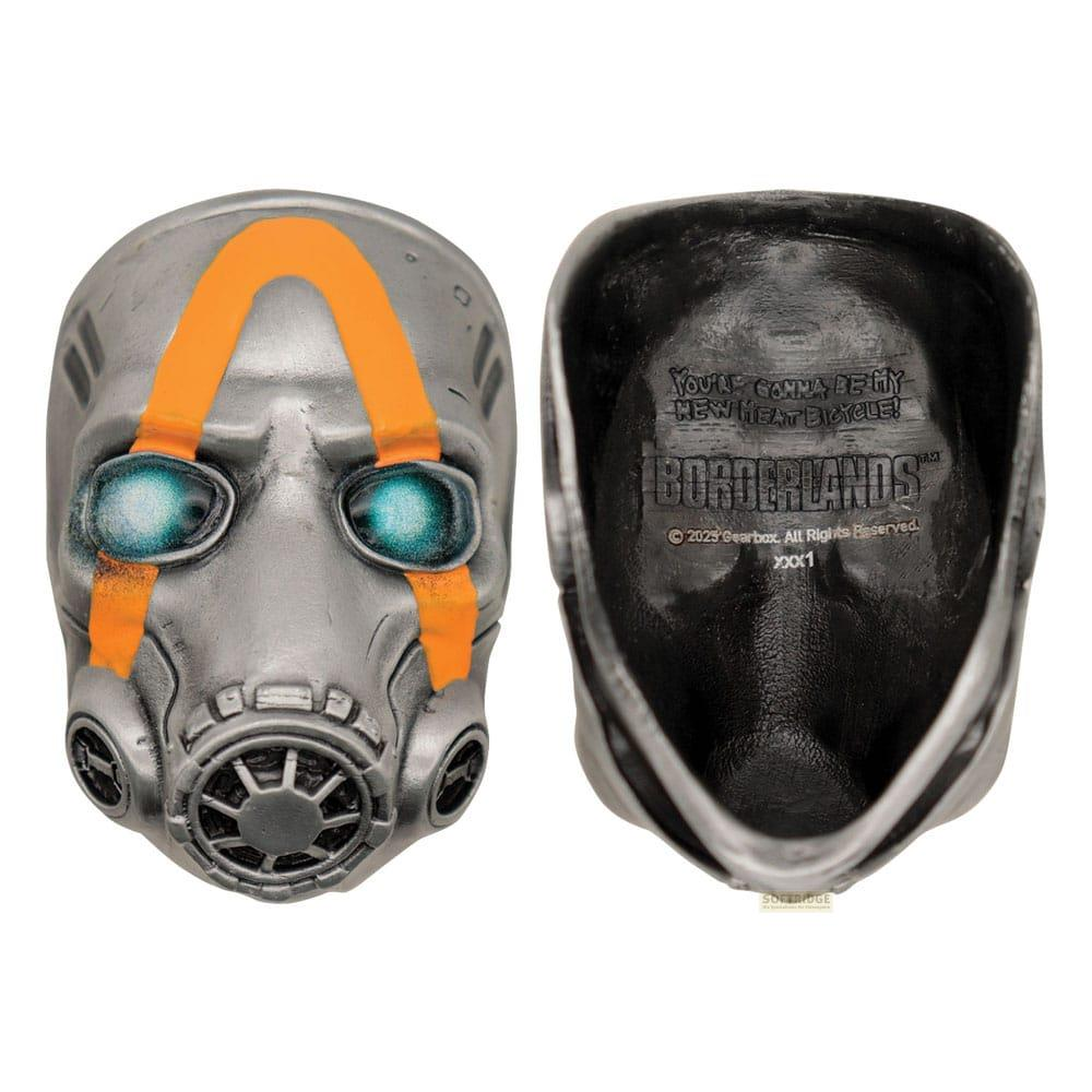 Eine silberne Maske mit orangefarbenen Streifen und blauen Augen.