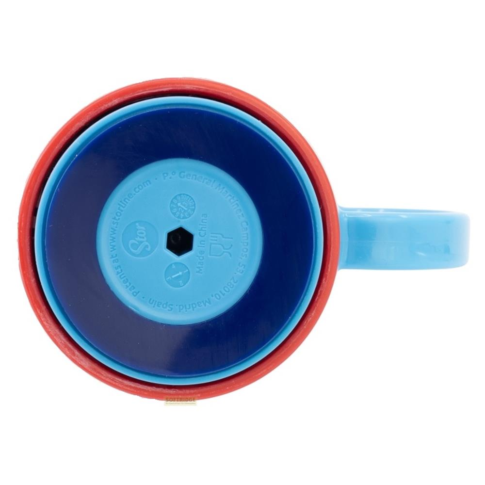 Parte inferior de un vaso azul con borde rojo y asa azul. Hay texto visible.