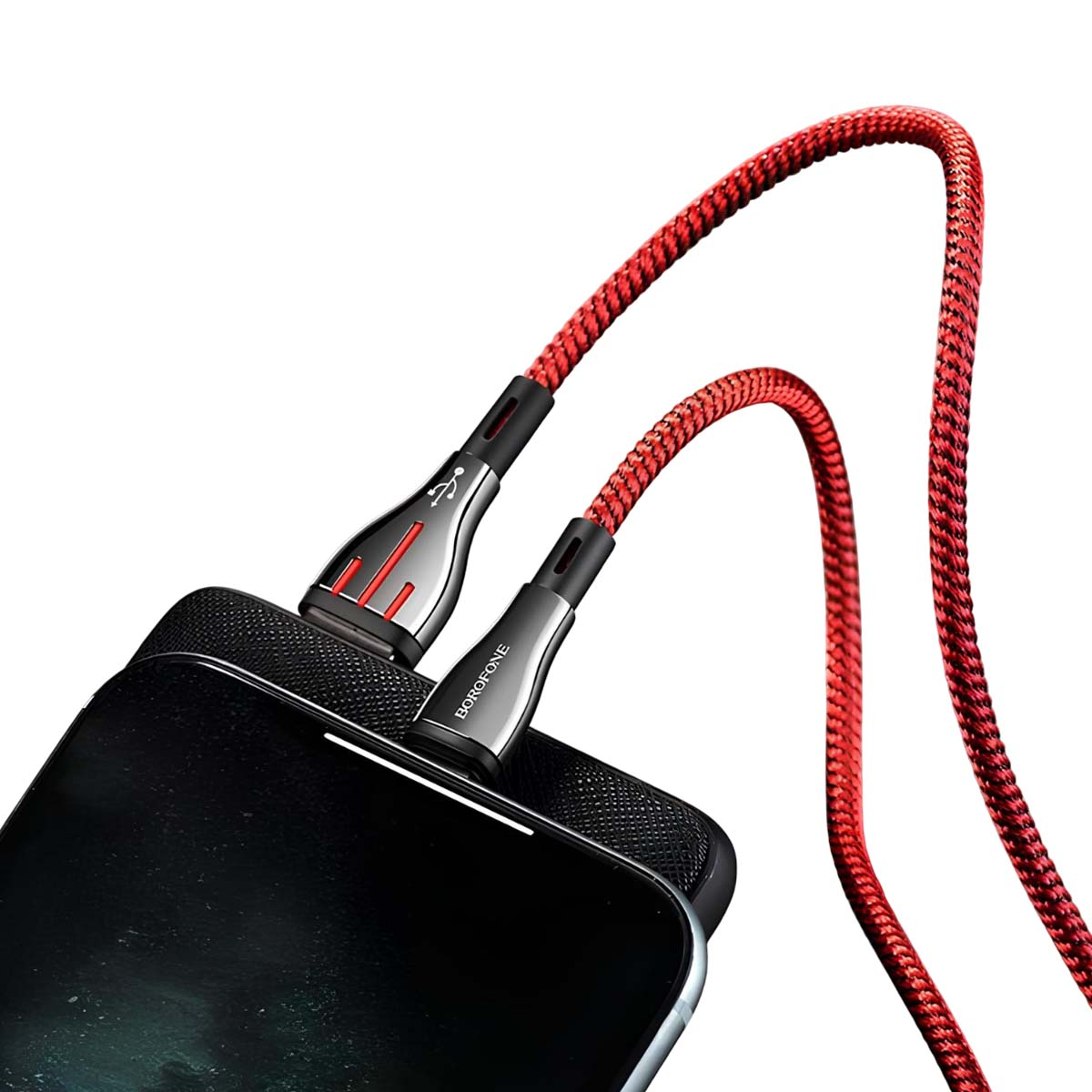 Un câble USB rouge est branché sur un smartphone noir.