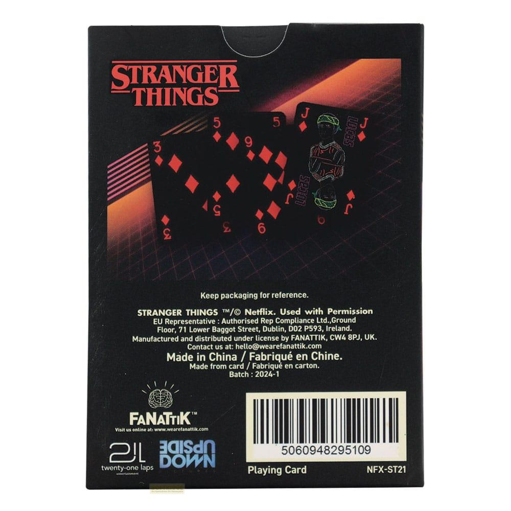 Stranger Things Spielkarten-Verpackung mit roten Karo-Symbolen und Charakterabbildungen.