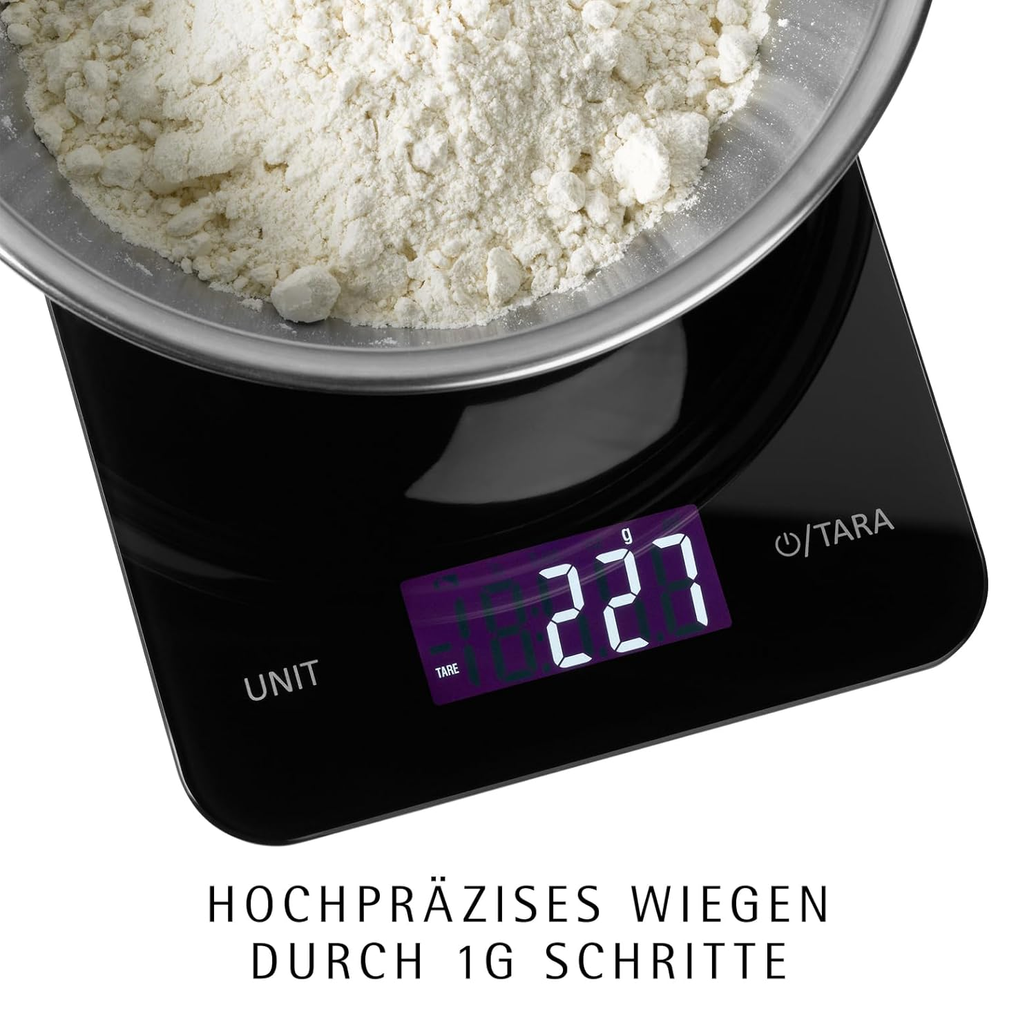 Eine Schüssel mit Mehl steht auf einer schwarzen Digitalwaage, die 227g anzeigt.