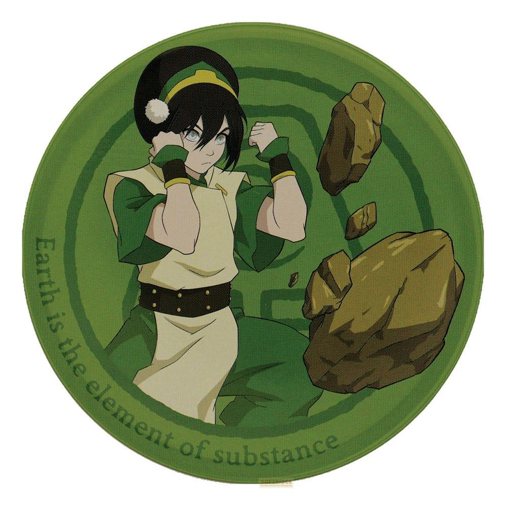 Toph Beifong aus Avatar schleudert Felsen, umgeben von grünen Wirbeln.
